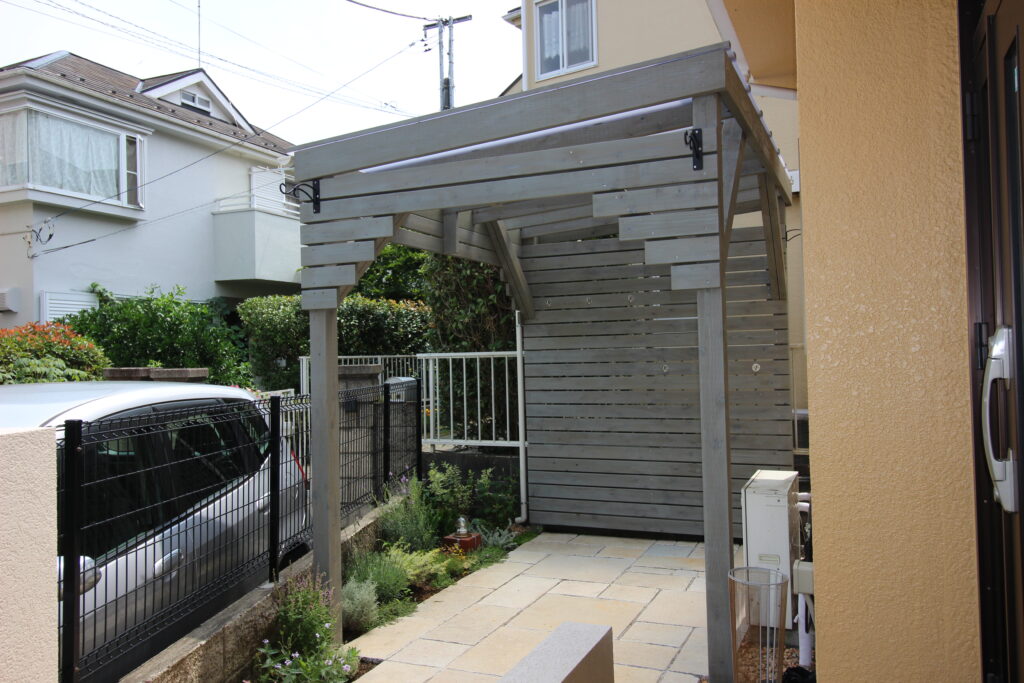 屋根付き　木製自転車置き場　グレー塗装　アイアン小物　町田市