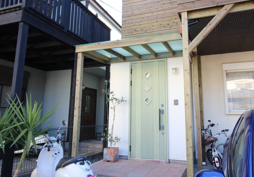茅ヶ崎市　木製玄関前庇　ポリカーボネイト平板　長持ちする木