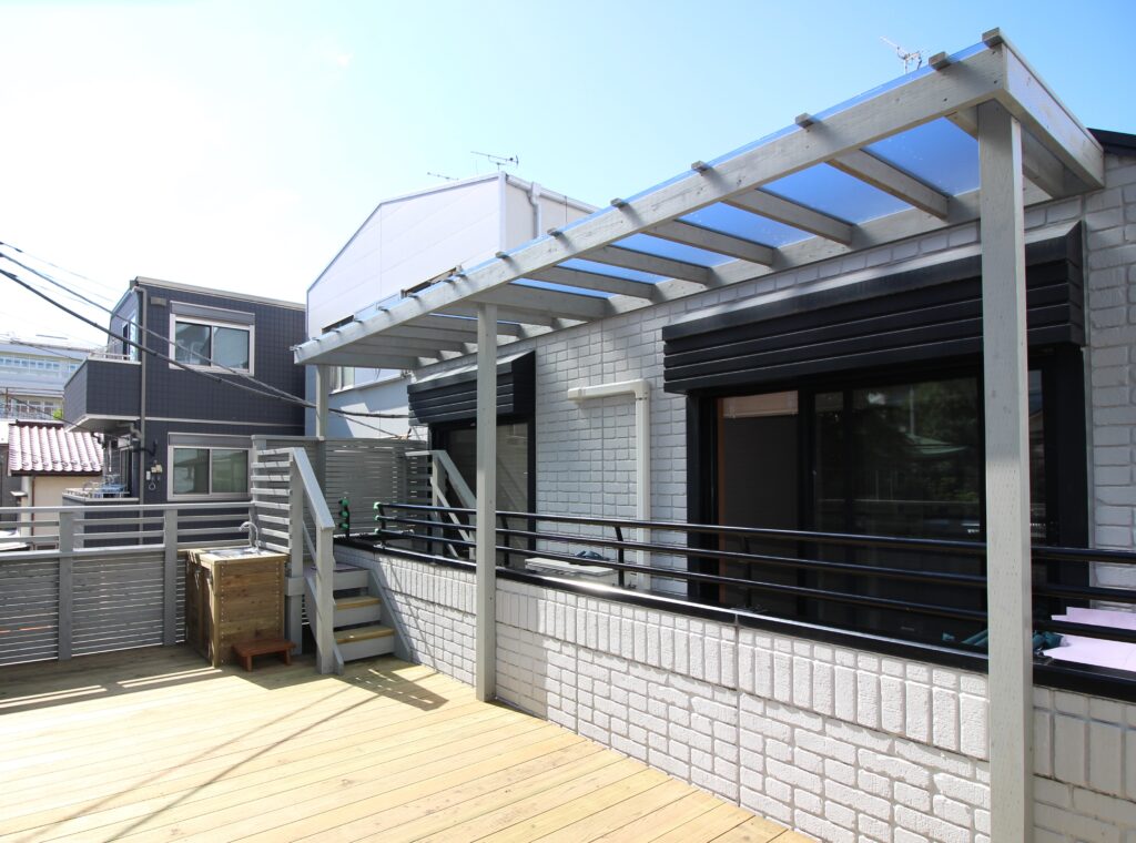 木製車庫上デッキ　パーゴラ　塗装　防腐した木