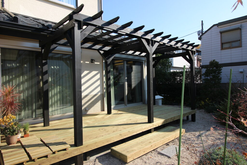 塗装無しのウッドデッキと黒く塗装したパーゴラ お手入れ簡単 長持ちデッキ