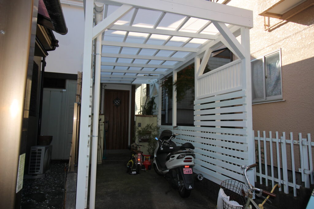 狭山市木製駐輪場　白　ポリカーボネイト波板　加圧注入木材