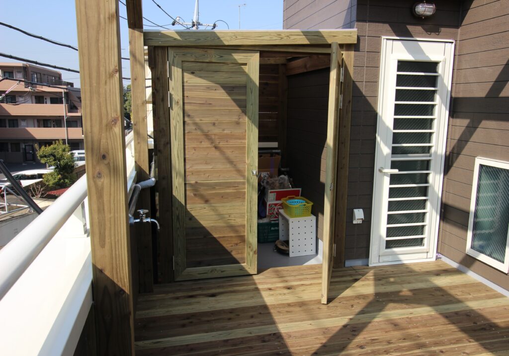 ガーデニング用収納の大きい小屋は戸建ての屋上に。長持ちする本物の木で。　　東京