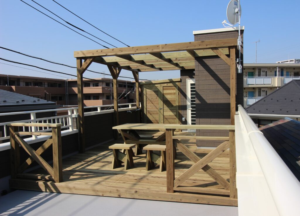 屋上に造った屋根付きウッドデッキと大型収納庫　腐りにくい本物の木でつくりました。東京都　葛飾区