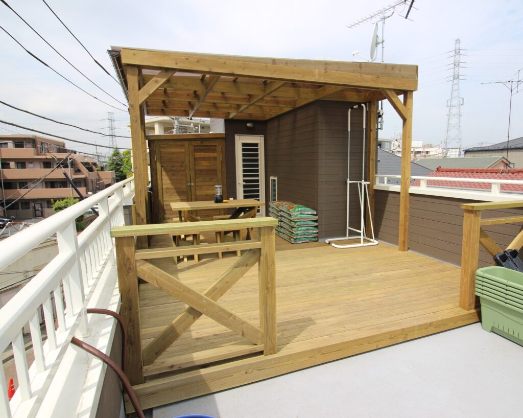 屋上 屋根付きデッキ 木製 オリジナル収納庫 腐りにくい国産材 葛飾区