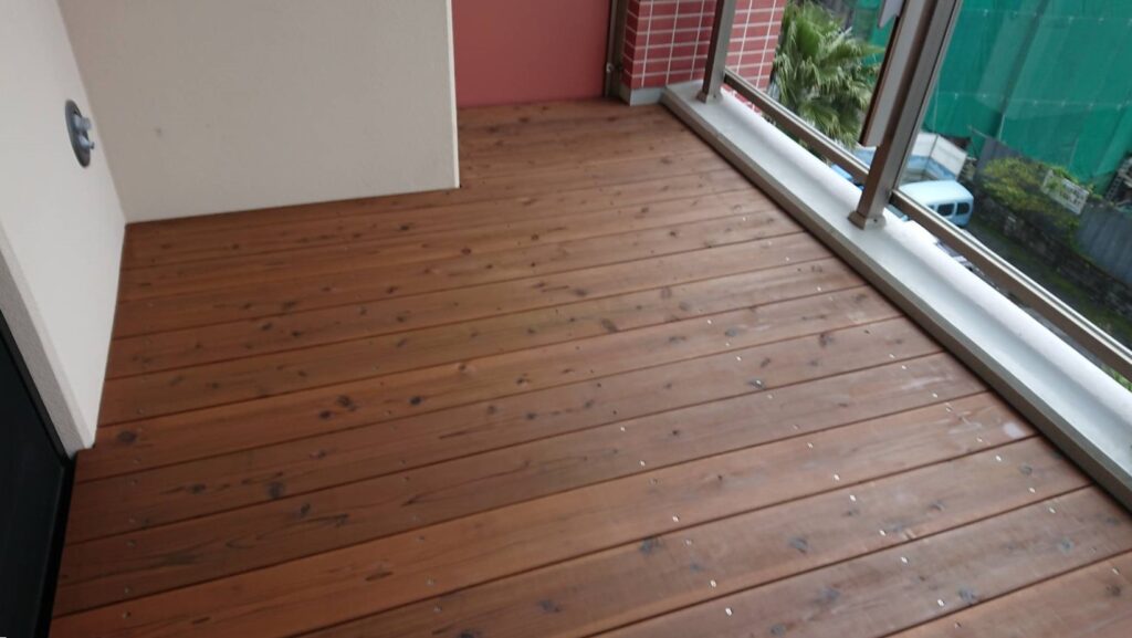 マンションの敷きデッキを腐りにくい本物の木でつくりました。塗装有り。　木目　静岡県熱海市