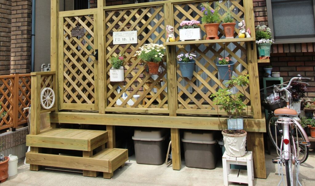 本当の木のウッドデッキ ラチスフェンス付き 腐りにくい木 川口市