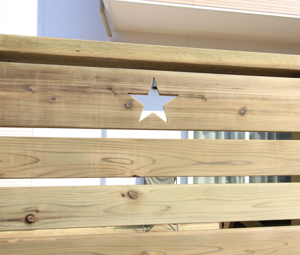 腐りにくい木の木製フェンス　星のマーク入り　オーダーメイドで職人技　希望が叶う　さいたま