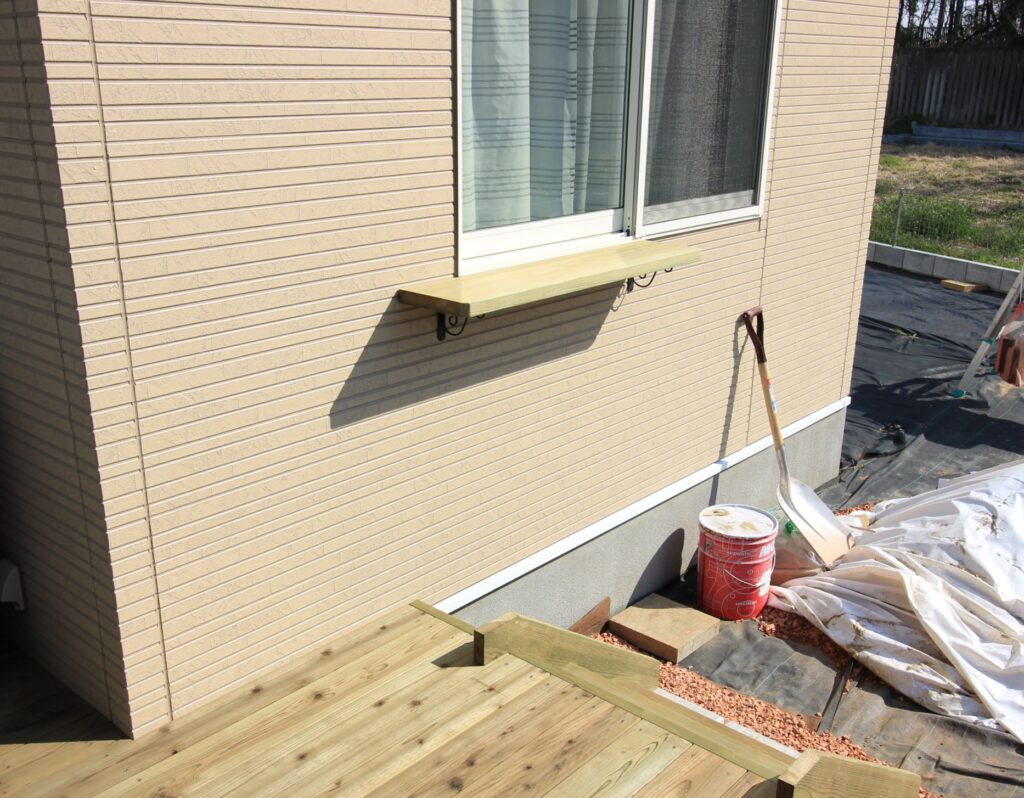 長持ちする天然木で作ったオーダーメイドの棚を窓下につけました。とても便利。埼玉県