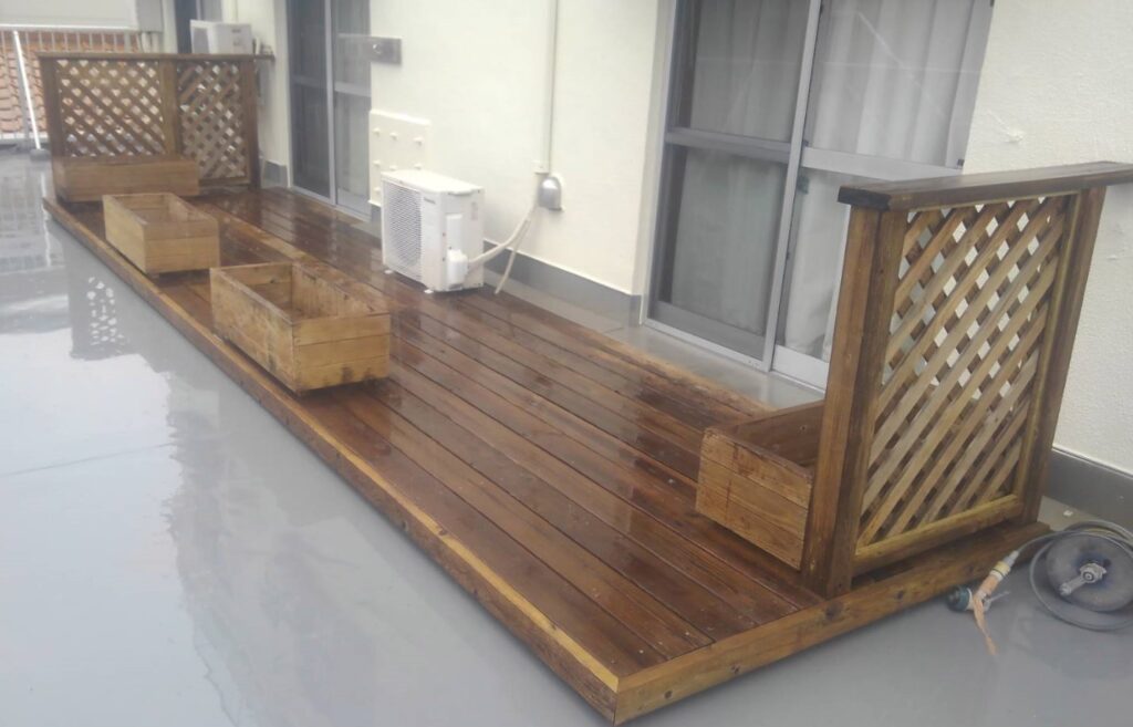 自社ビルのルーフバルコニーに作ったウッドデッキにラチスとプランターをプラス。長持ちする本物の木でつくりました。　東京都品川区