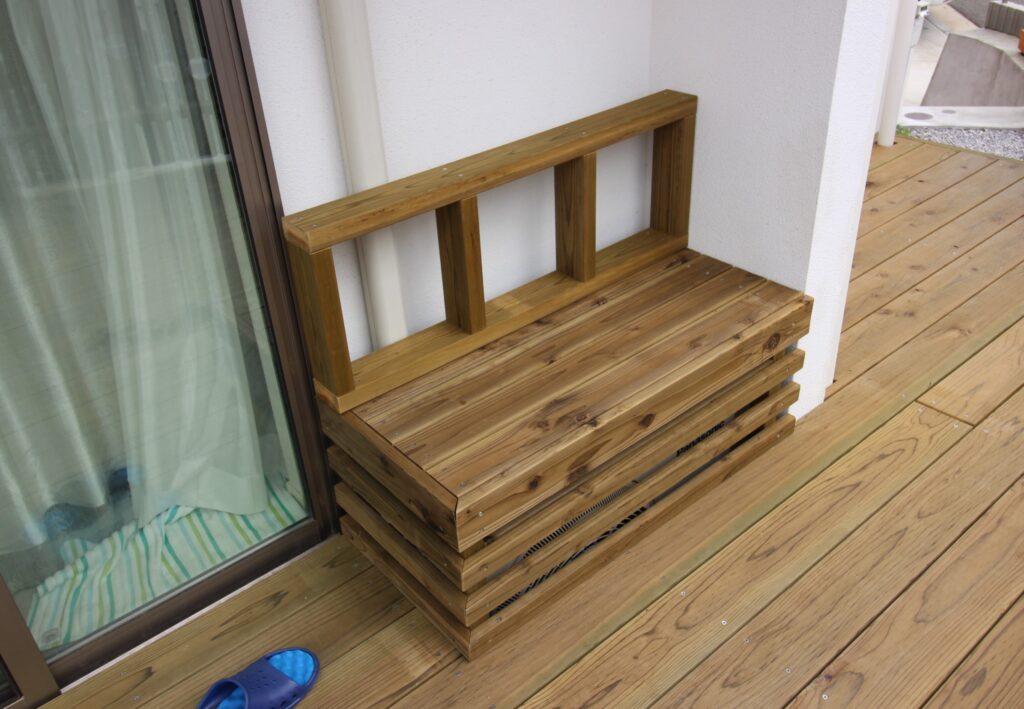 室外機カバーと小さな棚は長持ちする国産材で作りました。ウッドデッキの上に。横浜市