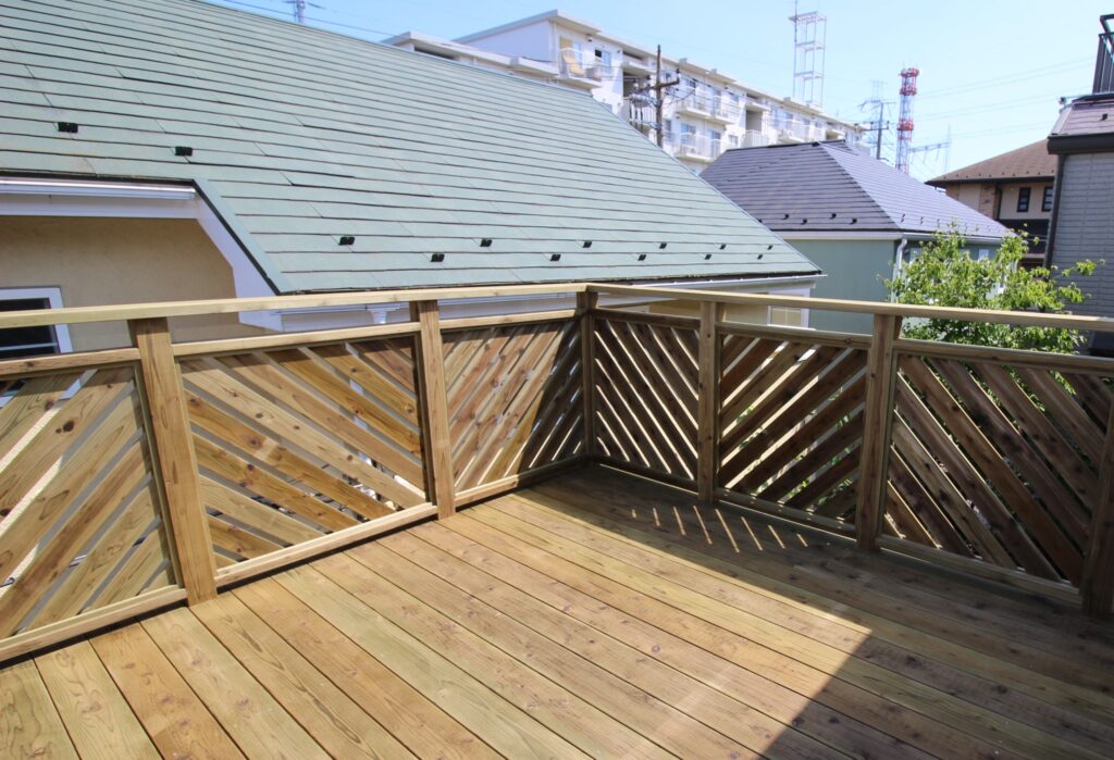 腐りにくい木で作った車庫上デッキ 斜め桟フェンス 横浜市青葉区