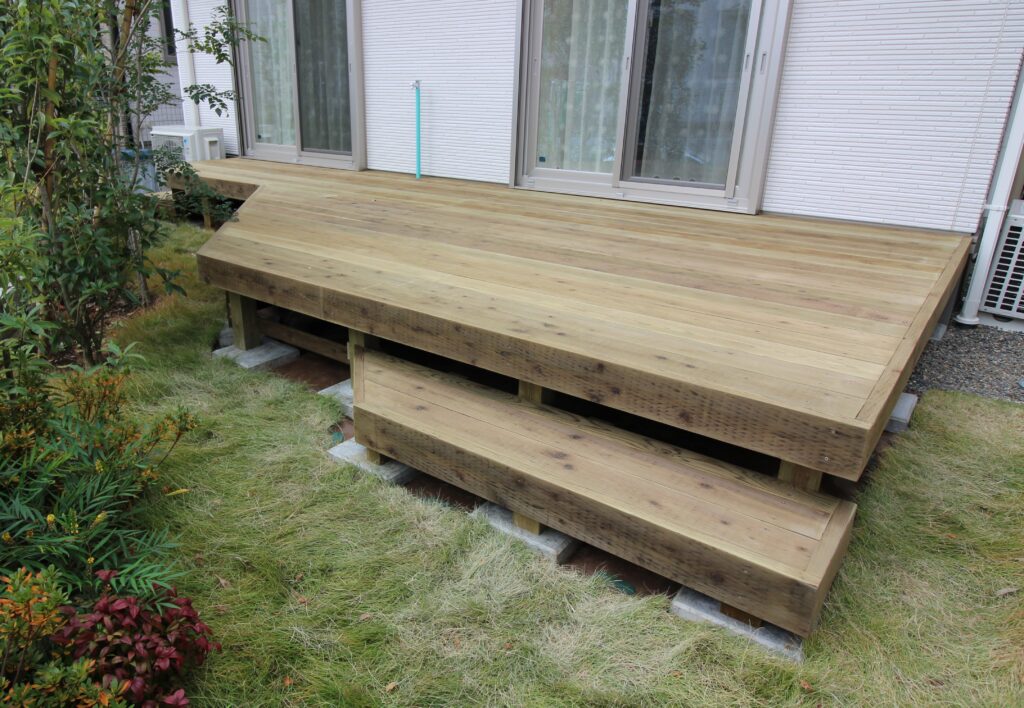 ウッドデッキとステップ　国産杉　長持ちデッキ　横浜市青葉区