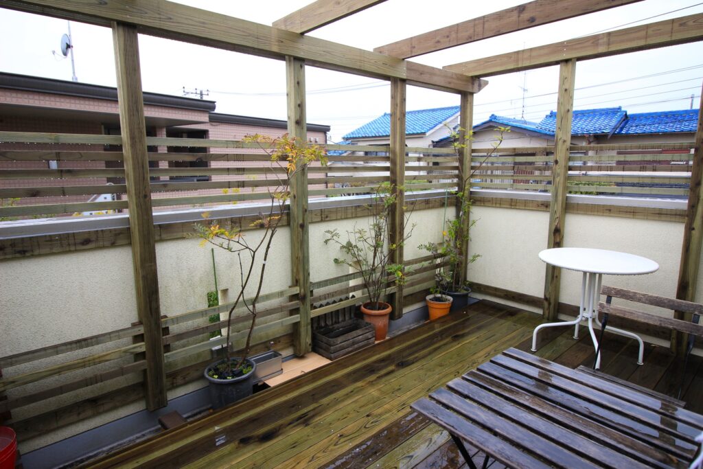 戸建てバルコニーにデッキとフェンス、パーゴラを造ってオシャレ度UP。腐りにくい本物の木で。　港北区