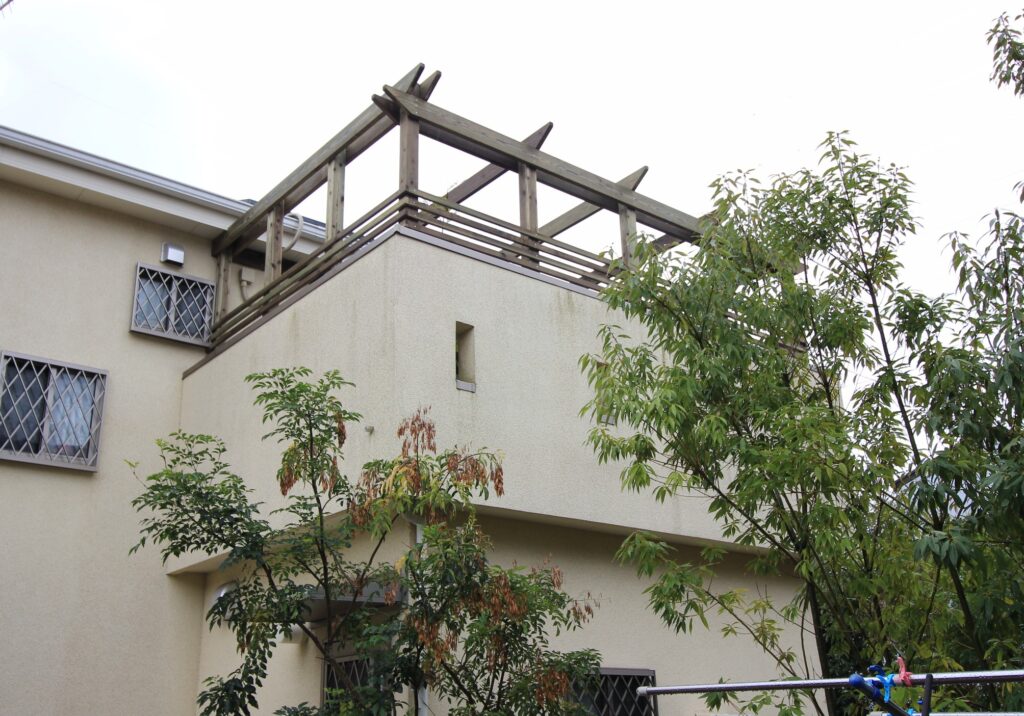 バルコニーに作る木製デッキとパーゴラ、腐りにくい本物の木で外からの見映えも良くなりました。　横浜　港北