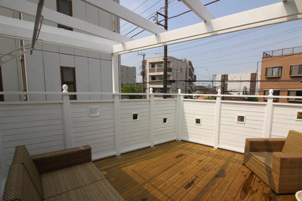 白い木製車庫上デッキ 横桟フェンス 川崎区