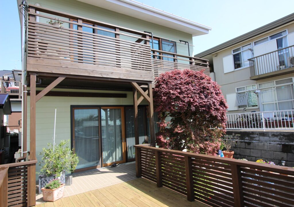 バルコニーと車庫上デッキ 横桟フェンス付き 腐りにくい天然木 塗装付き