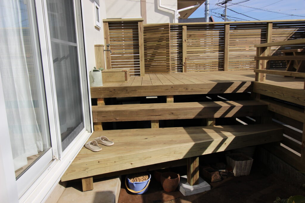 リビングから車庫上デッキへ　ステップ　階段　扉　神奈川県厚木市