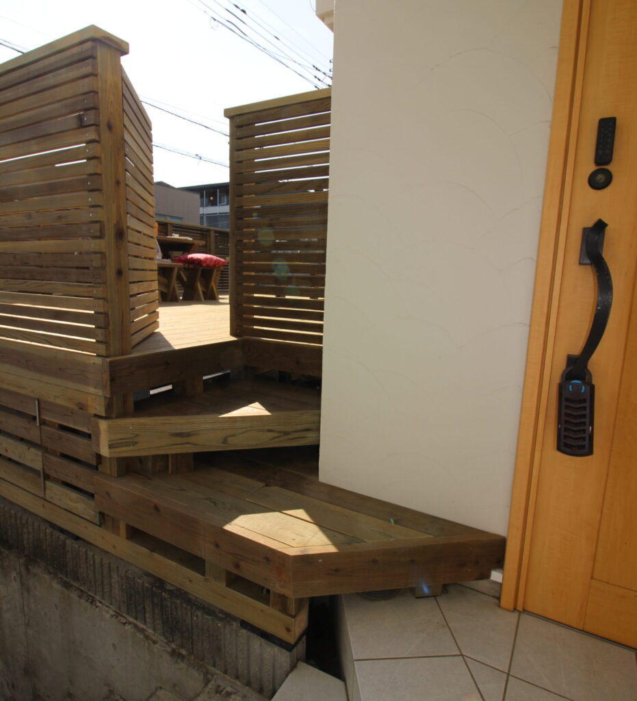 玄関から車庫上デッキへ　ステップ　階段　神奈川県厚木市