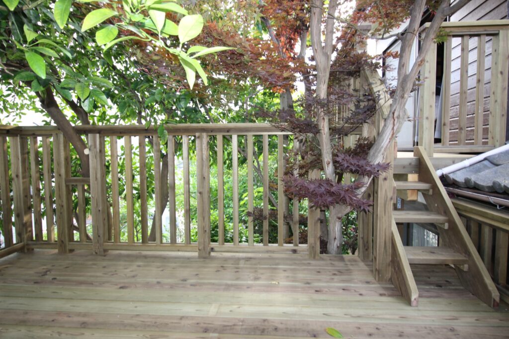 車庫上デッキ 木製 本当の木 縦桟フェンス 町田市