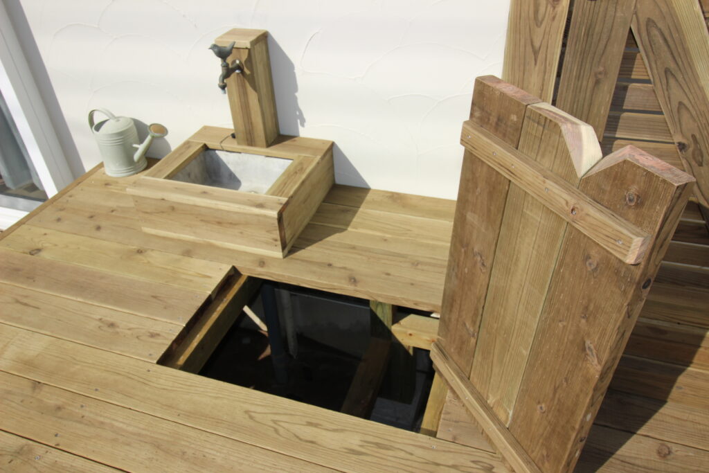 ウッドデッキの床下点検口兼床下収納のフタ加工。ウッドデッキは長持ちする木材を使用。厚木市
