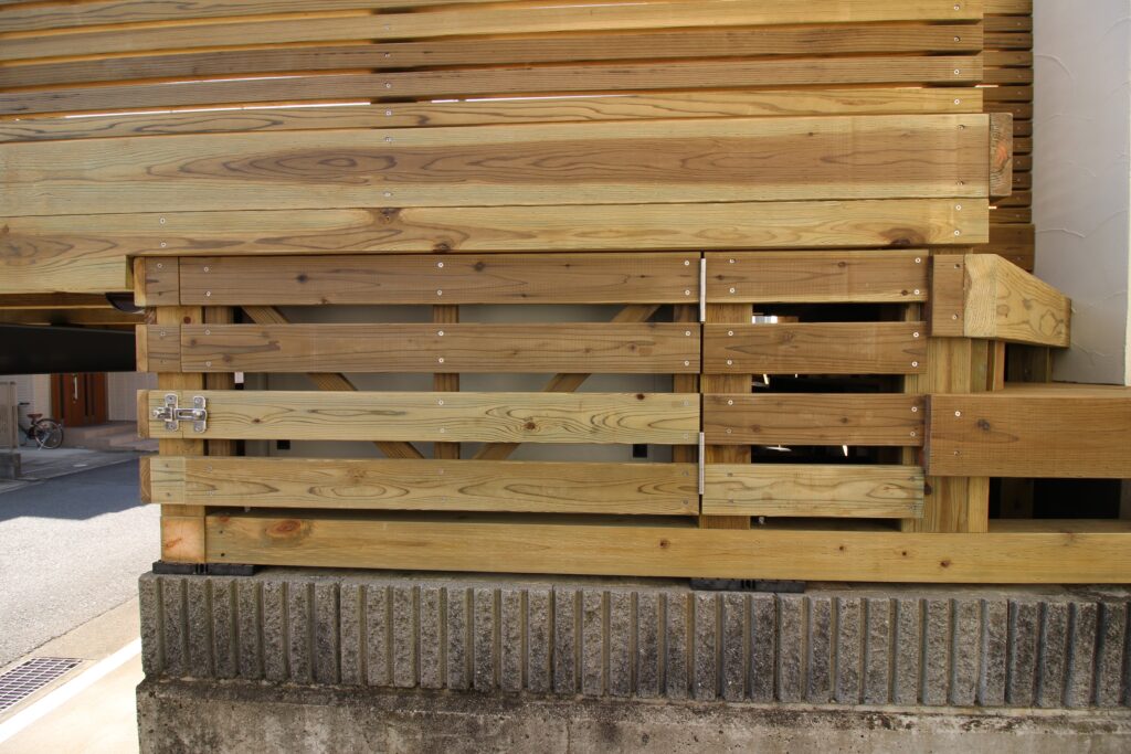 ウッドデッキ下の収納用扉でデッキ下を有効活用できるようにしました。長持ちデッキ。厚木市　