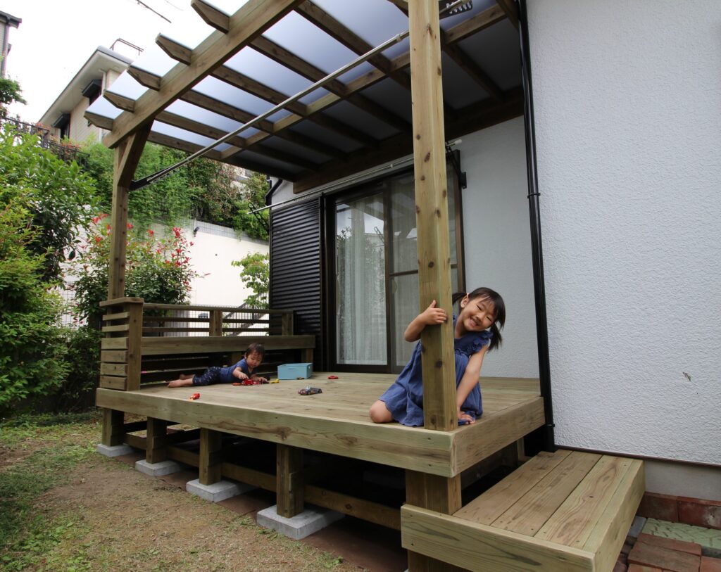 ずっと使える国産スギのデッキで姉弟で遊んでいる　町田市