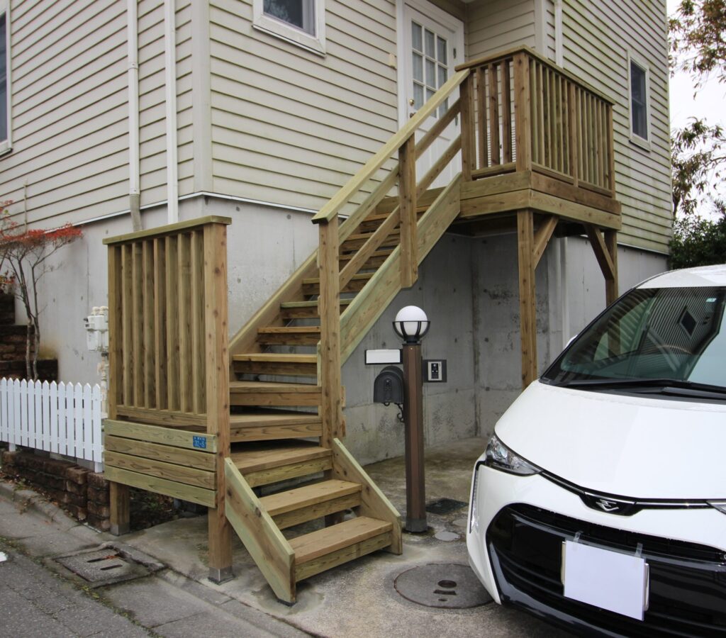 玄関前の木製階段 踊り場 20年使える本物の材木 逗子市