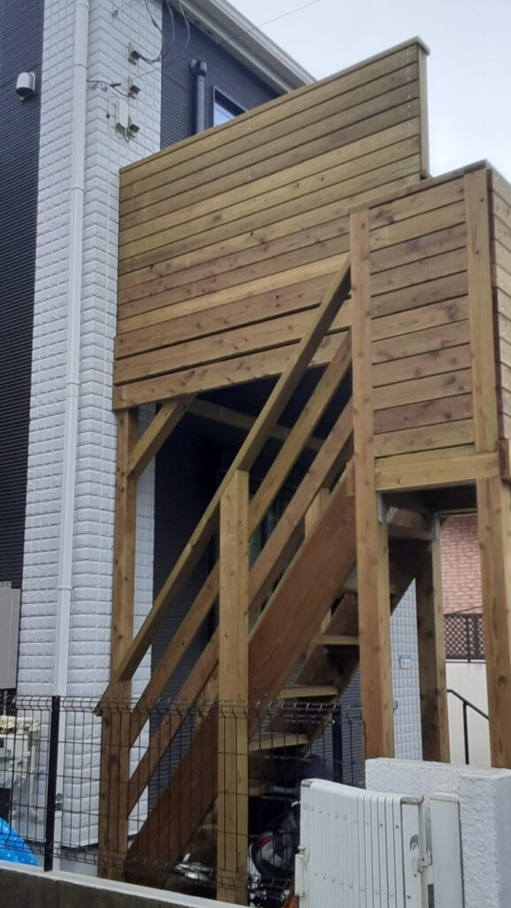 バルコニーに上る木製階段 長持ちデッキ 本物の木 逗子市