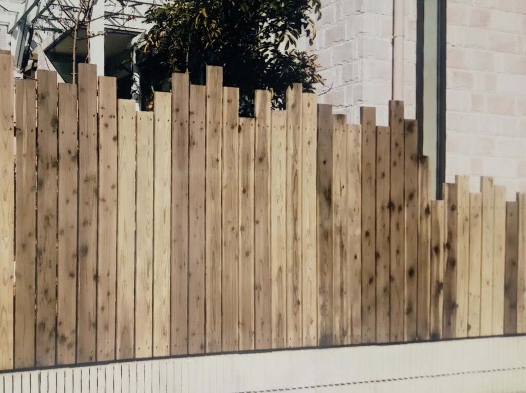 エルビーシステム ランダムな高さの木製縦桟フェンス 防腐した木 高津区
