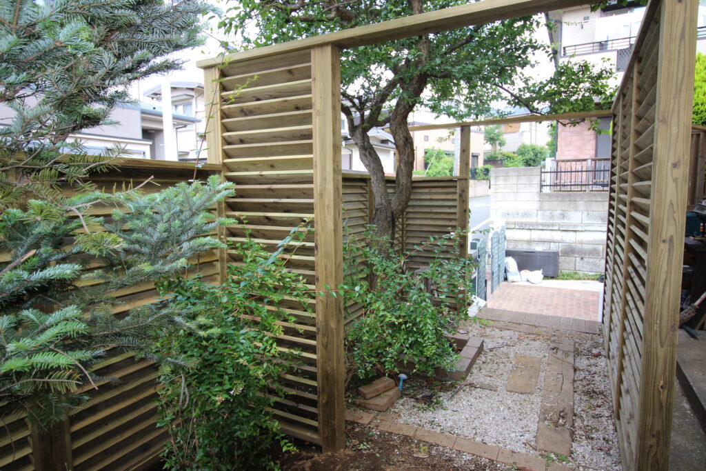 木製のルーバーフェンス 腐りにくい天然木 調布市
