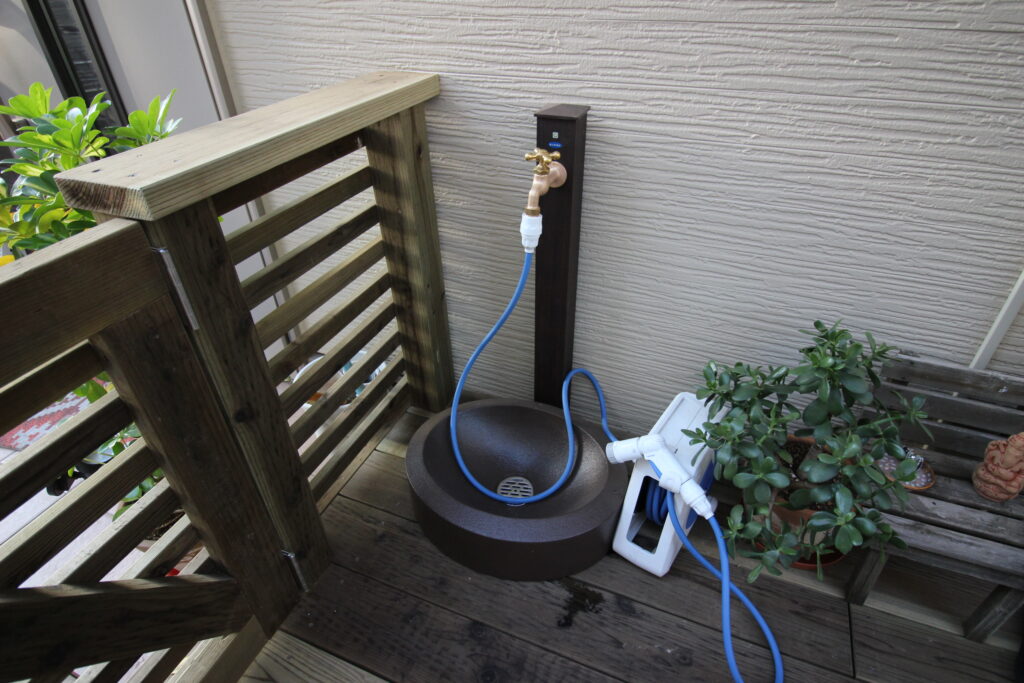 高耐久処理木材で作るウッドデッキ　門扉　かわいい　立水栓