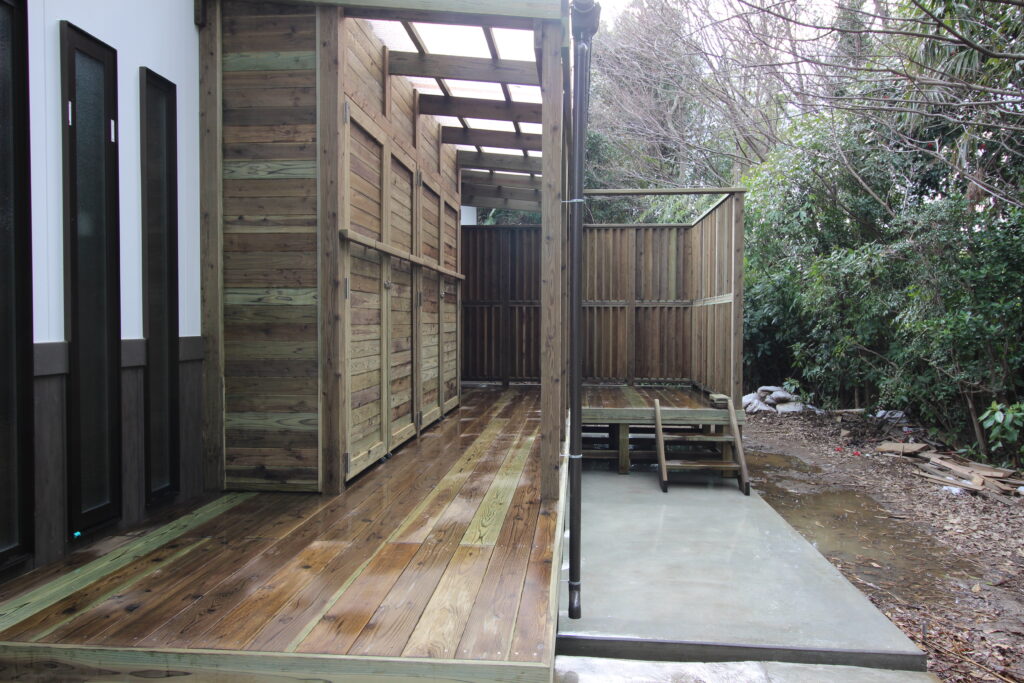 農家　大容量収納庫　高耐久処理木材　長持ちする国産材デッキ　広々ウッドデッキ　つくばみらい市