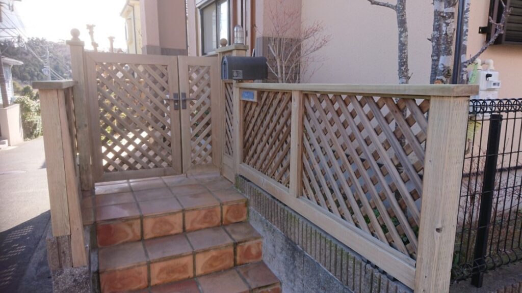 作り替え　木製ラチスフェンスと扉　玄関　メンテナンス　鎌倉市