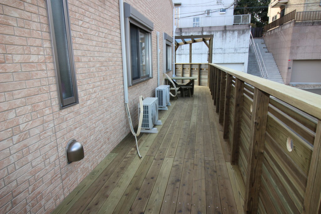 家周りを囲う擁壁デッキ　裸足で歩ける　通路　町田市