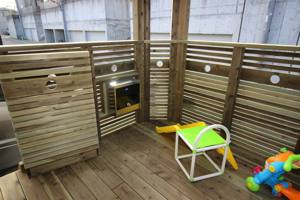 子供が喜ぶ　キッズスペース　木製デッキ　犬　町田市