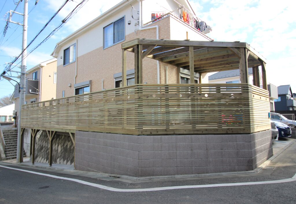 傾斜地フル活用　屋根のある木製デッキ　小窓フェンス　町田市