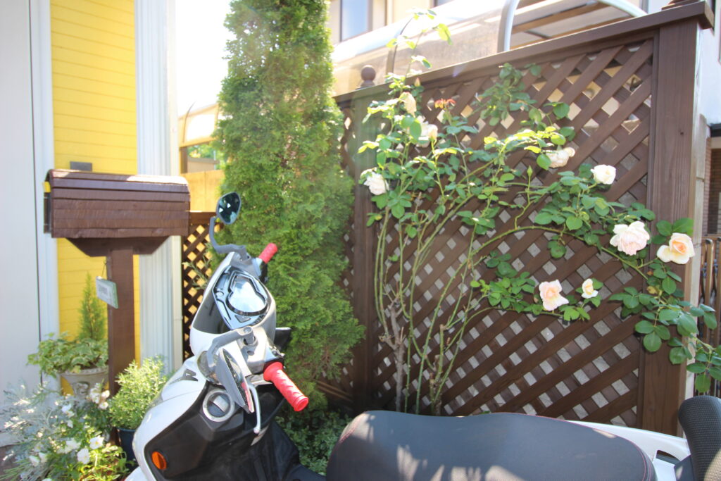 バラが似合うウッドフェンス ラチス ダイヤ模様 東京都