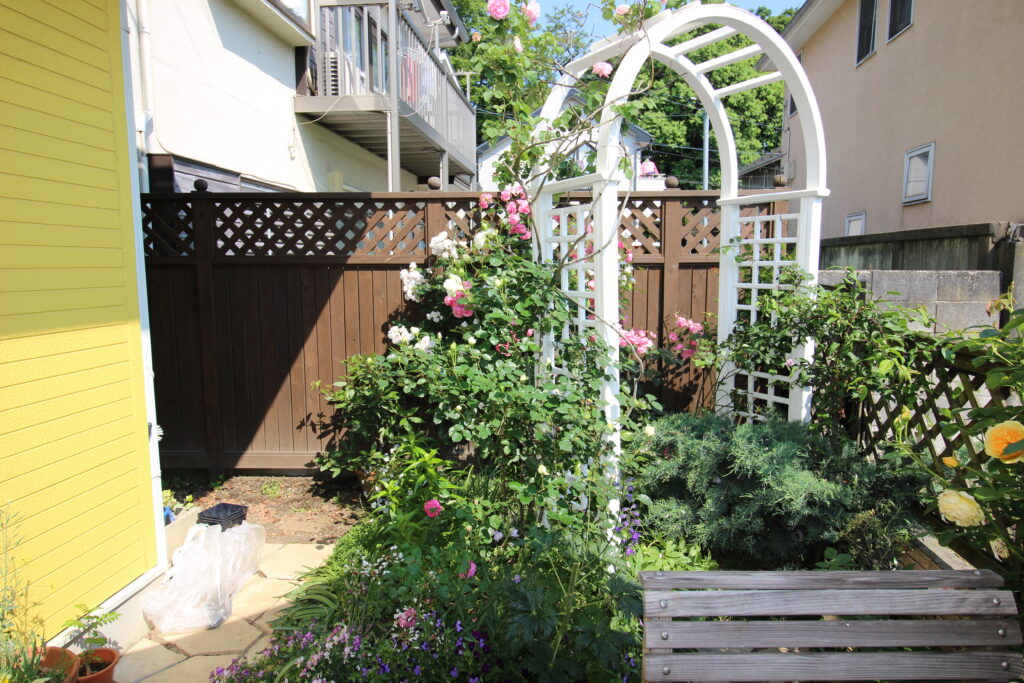 イングリッシュガーデン風 塗装 木製アーチ ウッドフェンス 横浜市