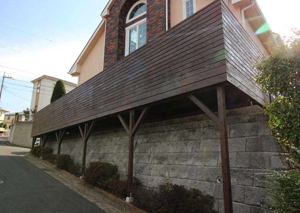 デッドスペースをウッドデッキに　塗装　こげ茶　横浜市青葉区