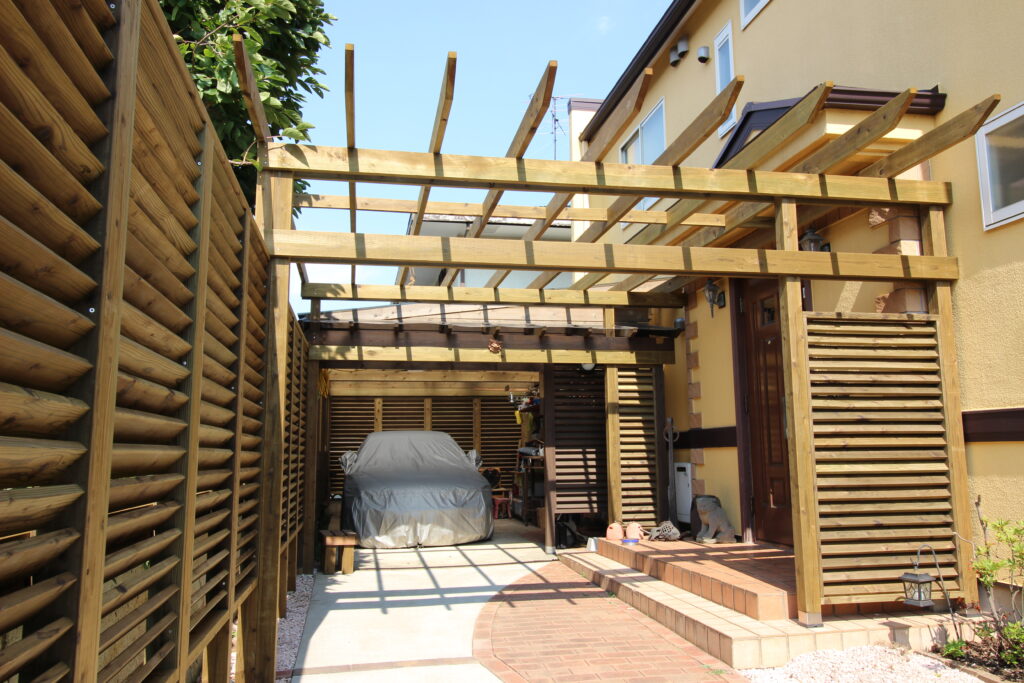 パーゴラと横ルーバーフェンス　防腐防蟻処理した材木使用　調布市