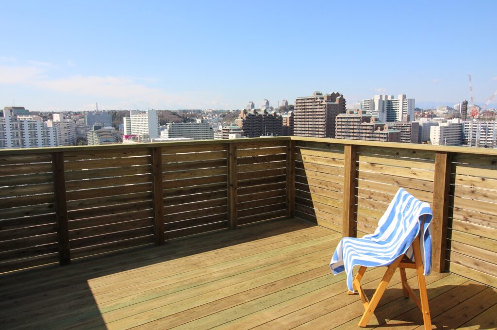 青空に映える　眺めのいい　斜面地バルコニー　横浜市保土ヶ谷区