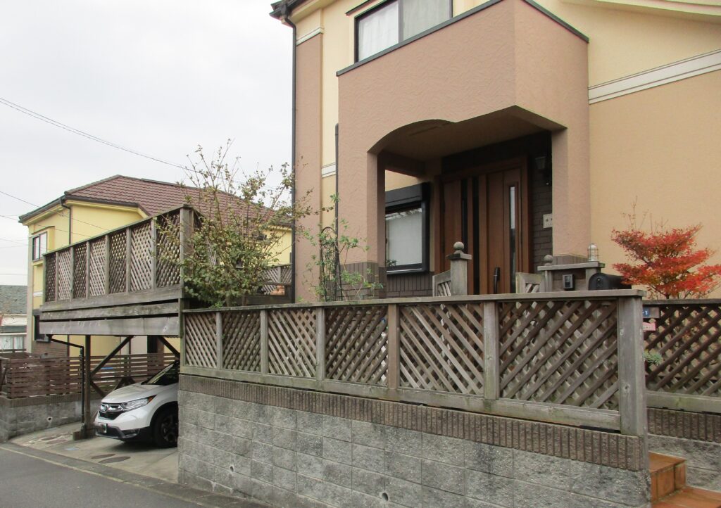 車庫上デッキ　玄関門扉に続くウッドフェンス　19年経過　長持ち　鎌倉市