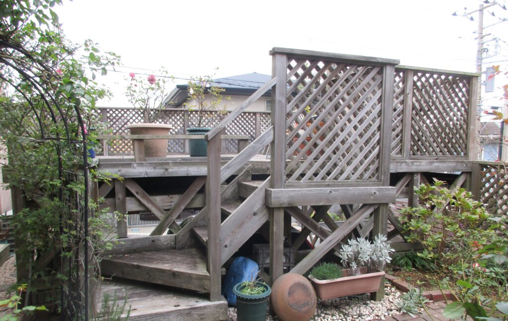 ガレージデッキ　階段とラチス　フェンス　ガーデニング　鎌倉市