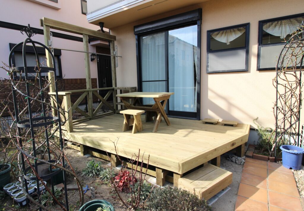 パーゴラと物干しスペース　ウッドテーブル　ウッドデッキ　神奈川県