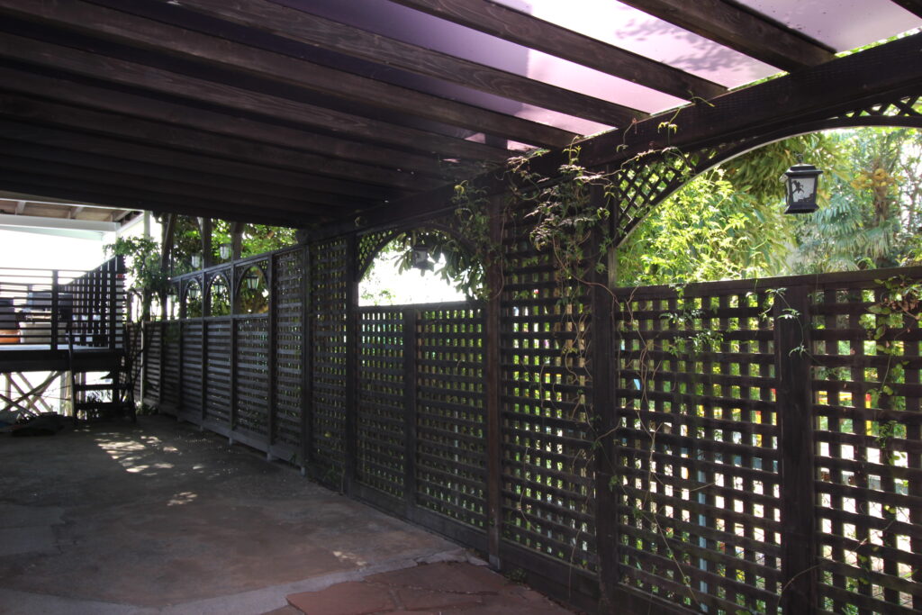 格子柄が印象的なフェンスと木製カーポート　川崎市麻生区