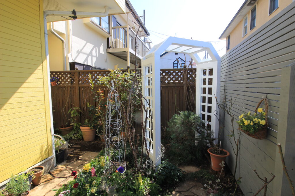 国産材 高耐久処理 ウッドフェンスとパーゴラ 塗装 調布