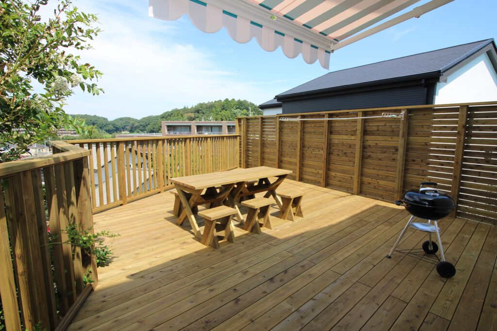 本物の木で長持ち　斜面地バルコニー　横浜市青葉区