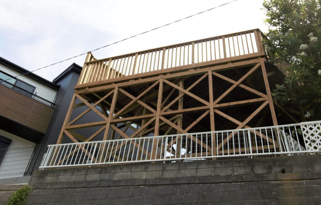 高耐久処理木材　傾斜地　ハイバルコニー　構造　横浜市青葉区