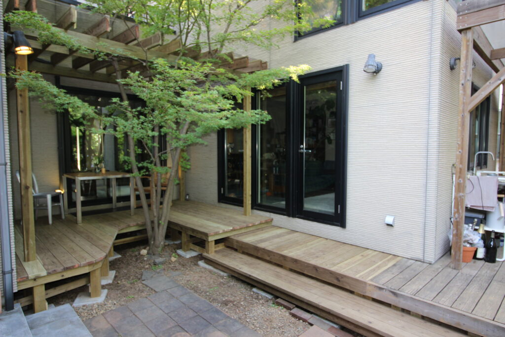 シンボルツリーに合わせて作った木製デッキ　横浜市　都筑区