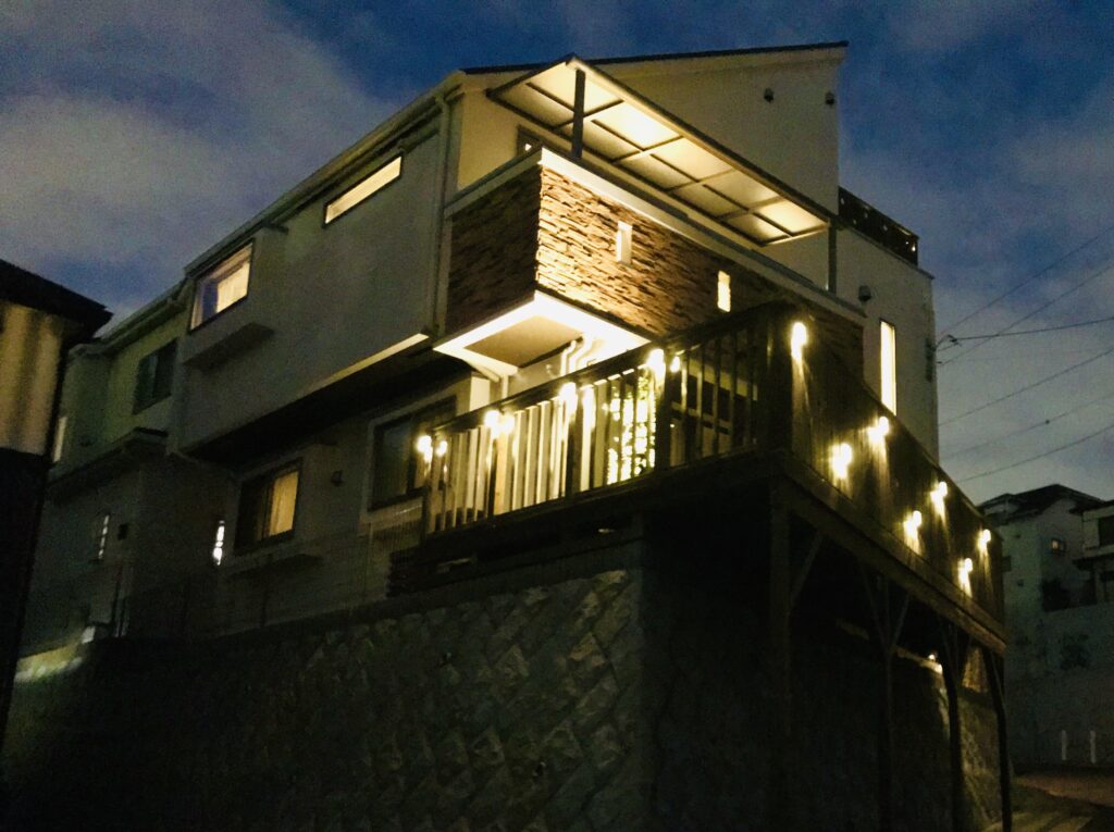ライトアップ　傾斜地にある木のデッキ　夜間　横浜市都筑区